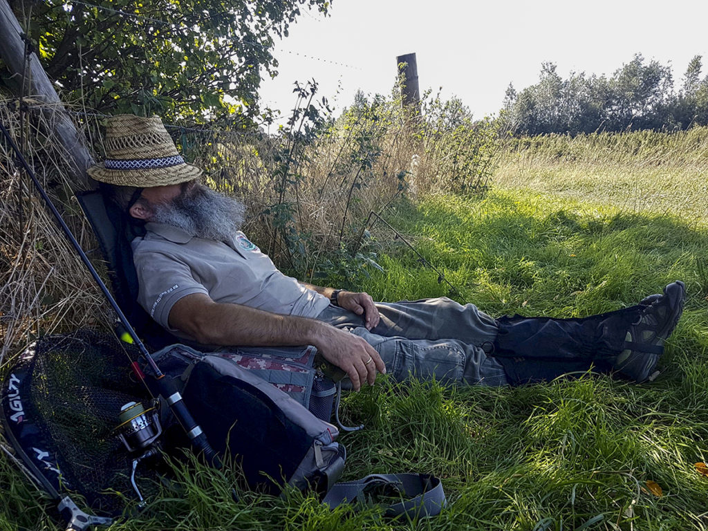 Szunyókálás a folyóparon, Anglia, Having a rest on the river bank, Angliai Magyar Horgászok/Hungarian Anglers in England
