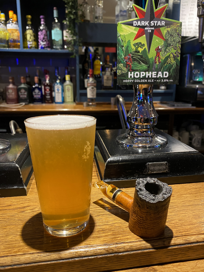Airedale, kézzel készült póker pipa egy pohár sör mellett