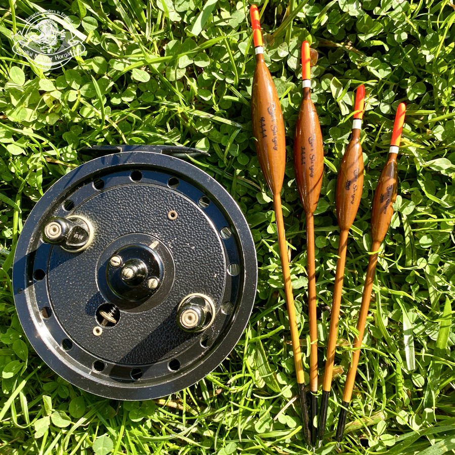 Poolson nádbot és a Roger Surgay úszók.