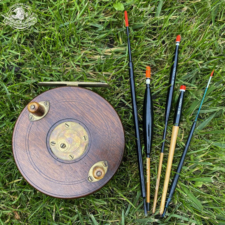 fából készült Nottingham centrepin orsó, néhány korabeli Middy és Denton úszóval