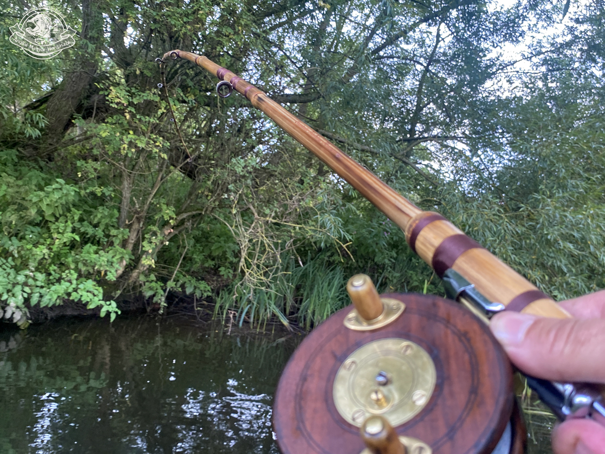 Karikába hajlik a Captain Matula nádbot, fa Nottingham centrepinnel, márna fárasztása közben