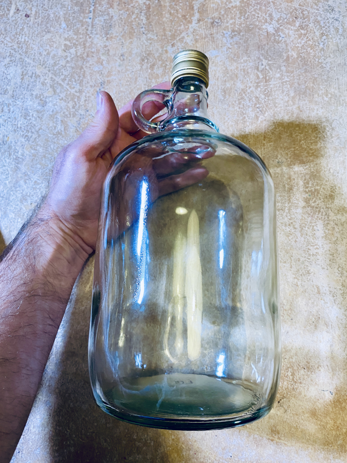 az előkészített két literes üres üveg sloe gin készítése